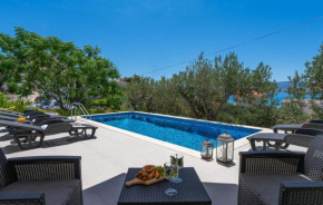 New! Villa Verde with 4 en-suite bedrooms, private pool, 200m from sandy beach